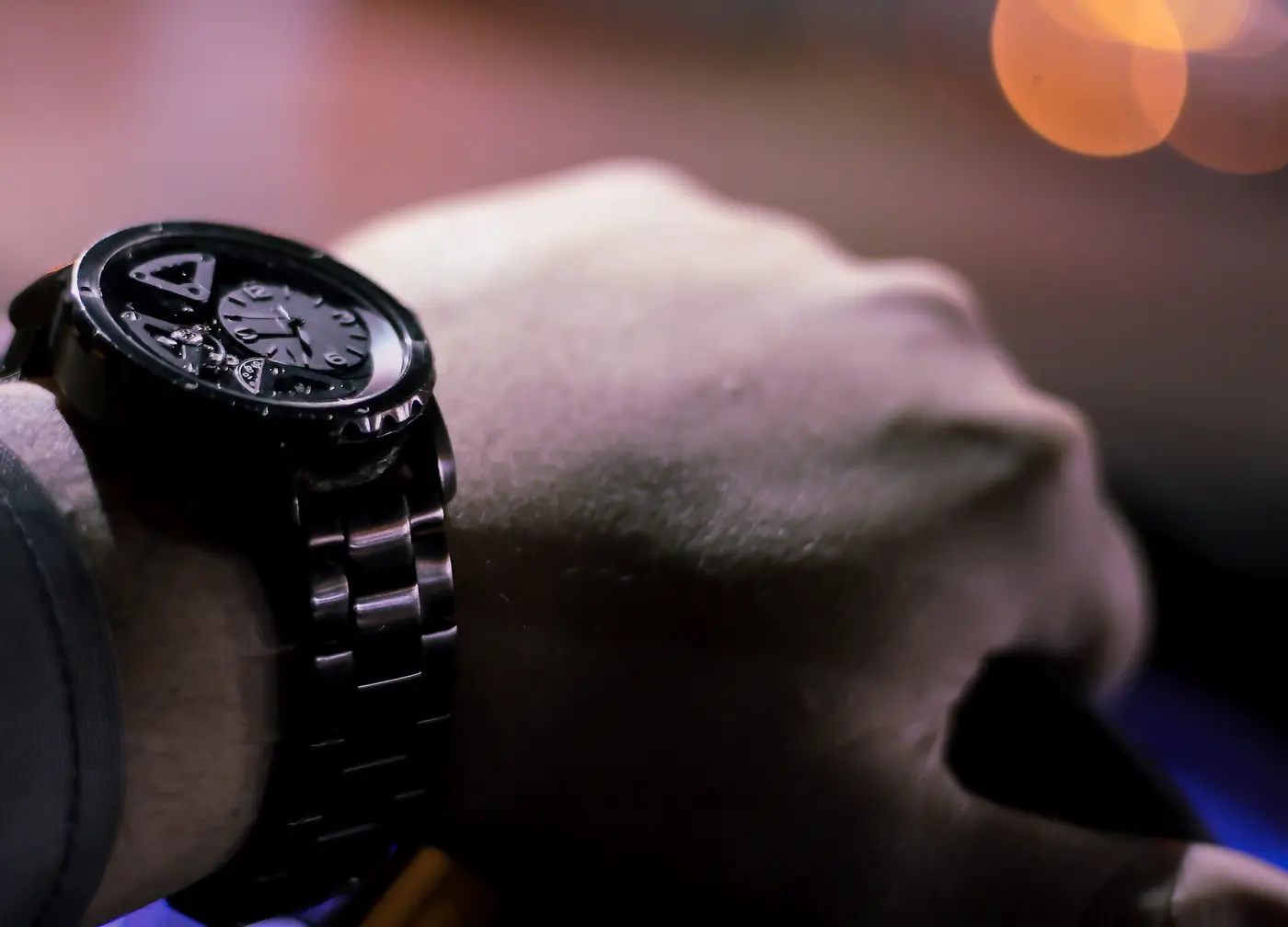 Montre en acier noir au poignet