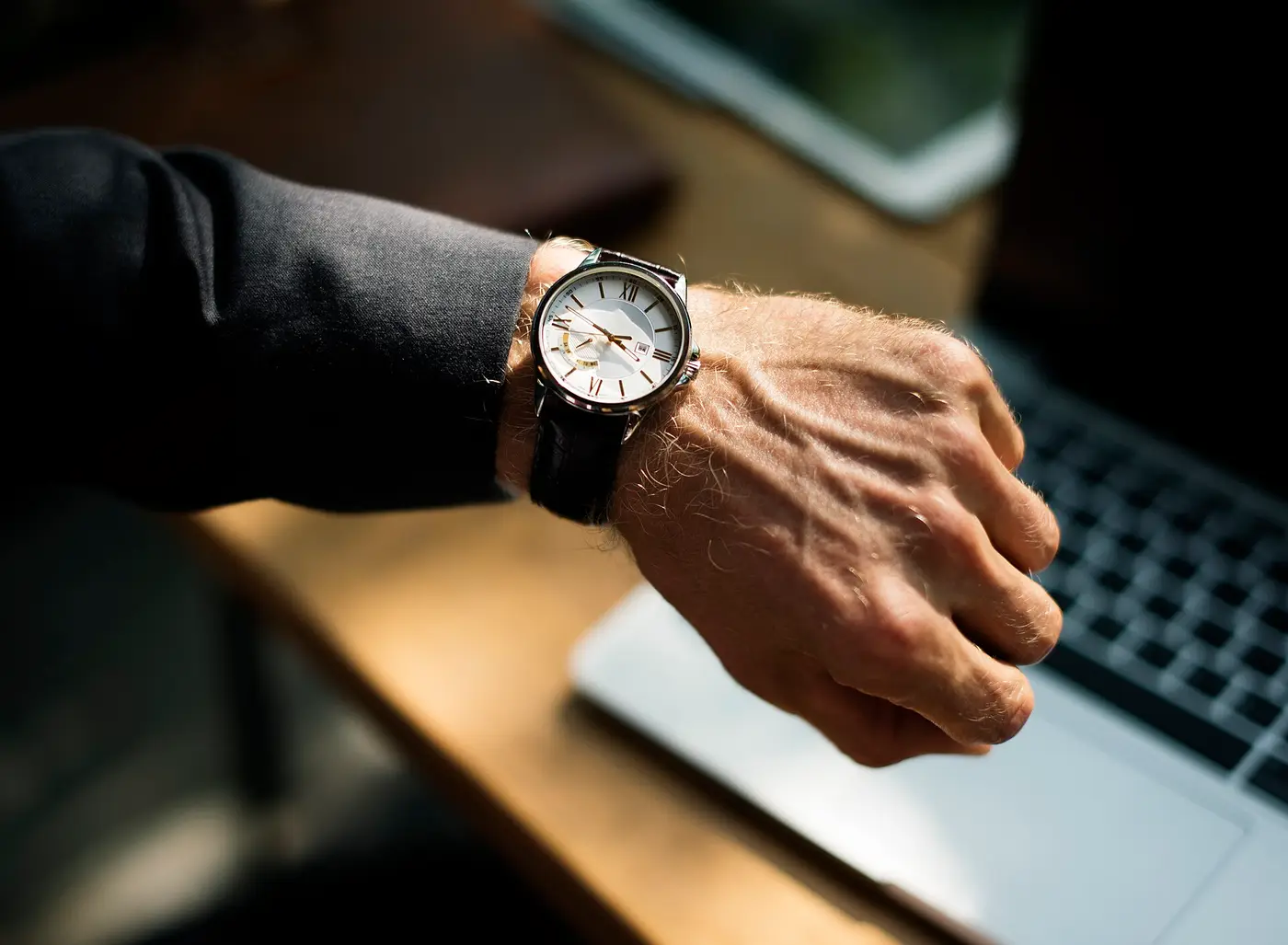 Montre au poignet devant un ordinateur