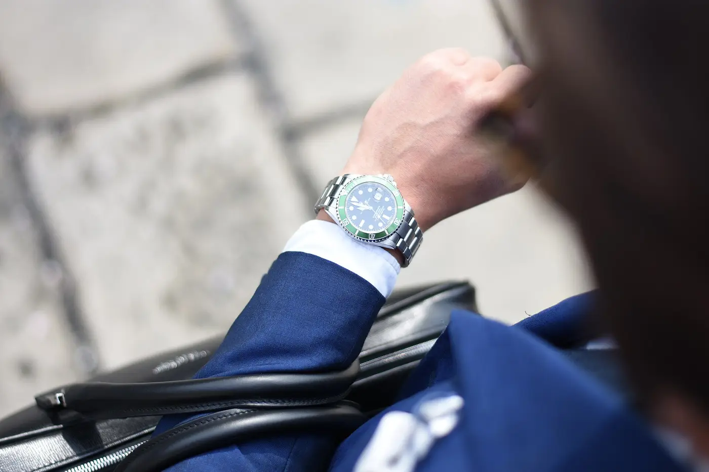 Homme qui regarde sa montre